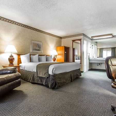 Quality Inn & Suites Silicon Valley Santa Clara Buitenkant foto